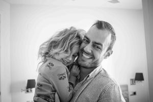 hija y su padre retrato en blanco y negro