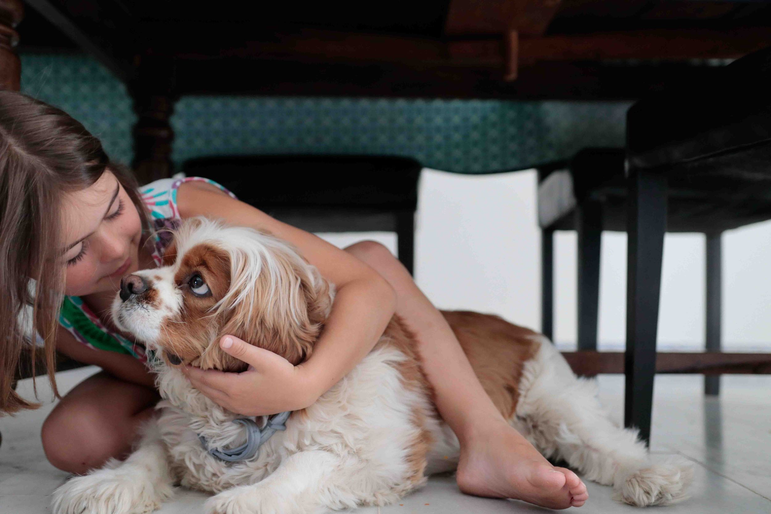 chica con su perro