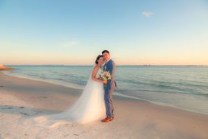 Romantic Beach Wedding Portrait – Sunset Serenity and Coastal Elegance

This photo beautifully encapsulates the tranquil magic of a seaside