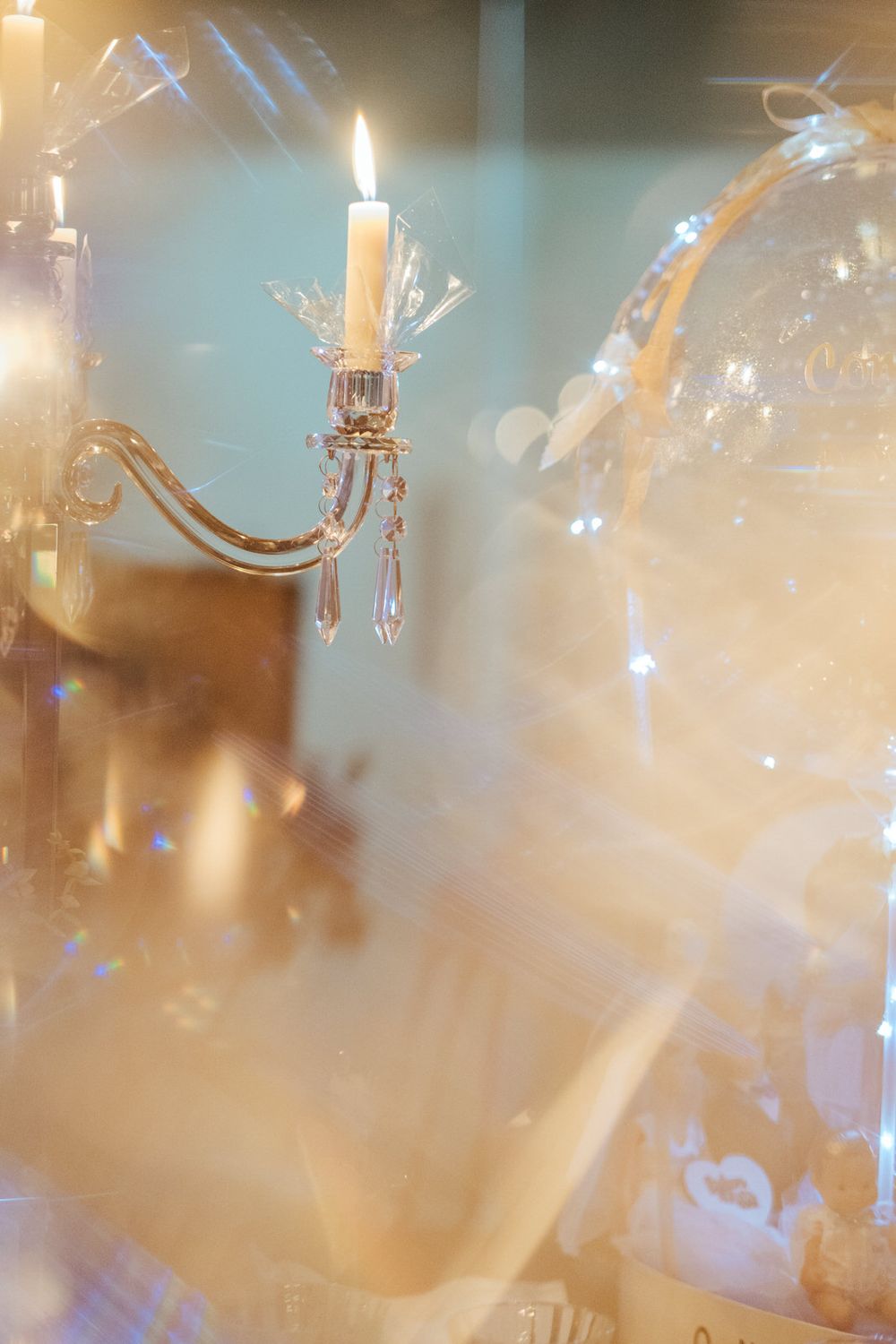 Elegante candelabro em cristal com vela acesa, criando um ambiente romântico.