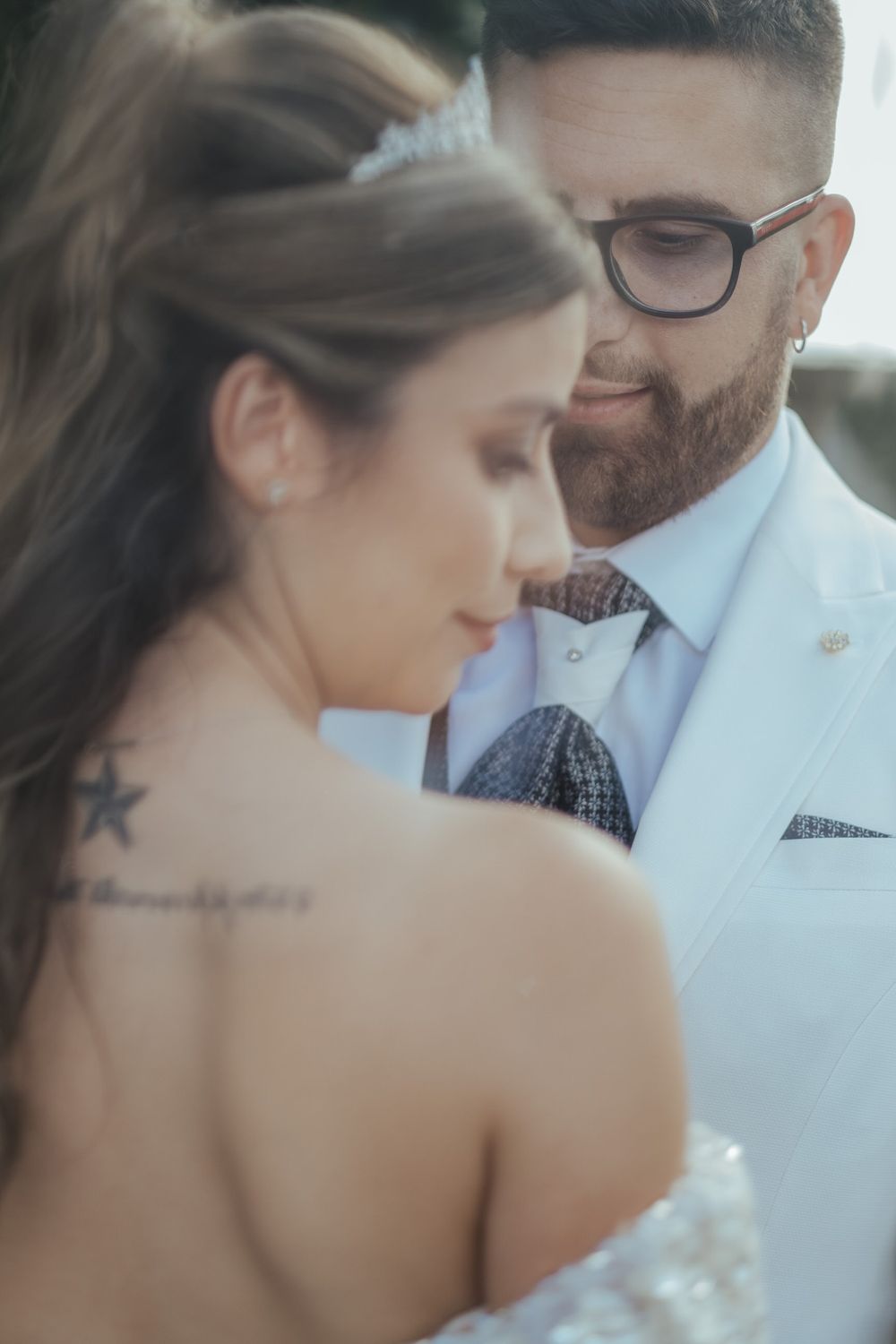 Momento romântico e íntimo captado com foco suave e iluminação onírica.