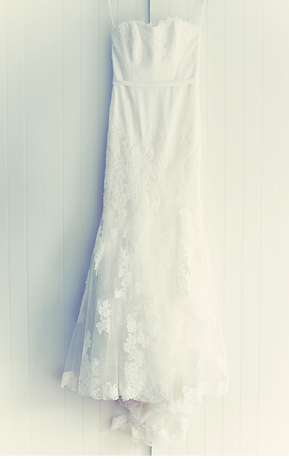 Detailaufnahme des Hochzeitskleids – stilvolle, emotionale Brautfotografie von Andrea Fotografie, Frankfurt | klickundgluecksfotos.de
