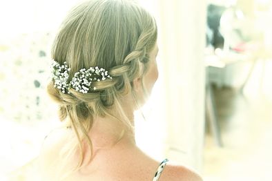 Detailaufnahme eines Blumenkranzes im Haar der Braut – Fine Art Hochzeitsfotografie von Andrea Fotografie | klickundgluecksfotos.de