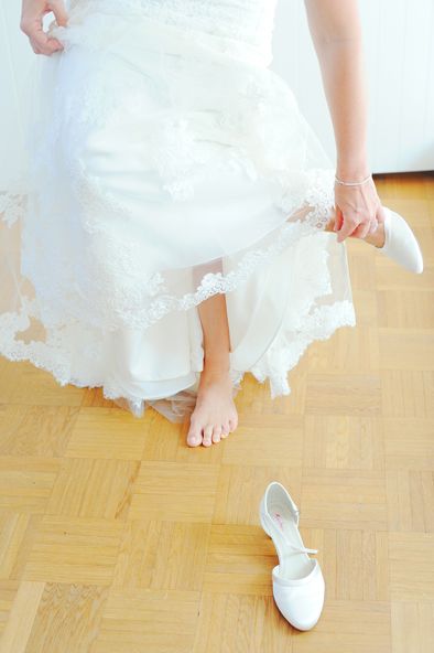 Detailaufnahme Hochzeitsschuhe der Braut – Fine Art Hochzeitsfotografie von Andrea Fotografie | klickundgluecksfotos.de