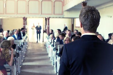 Einzug der Braut in die Kirche – stimmungsvoller Moment voller Emotionen, fotografiert von Andrea Fotografie | klickundgluecksfotos.de
