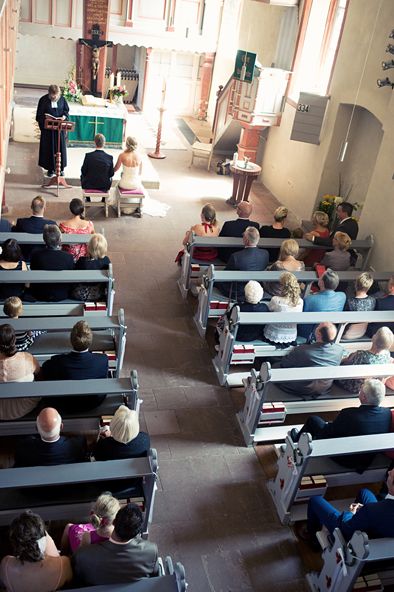 Innenaufnahme der Kirche während der Trauung – feierliche Hochzeitsfotografie von Andrea Fotografie | klickundgluecksfotos.de