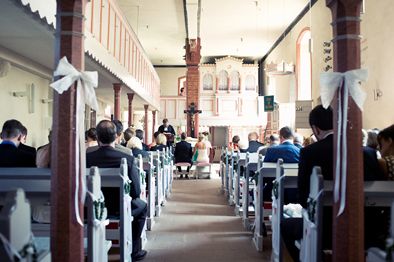 Innenaufnahme der Kirche während der Trauung – feierliche Hochzeitsfotografie von Andrea Fotografie | klickundgluecksfotos.de