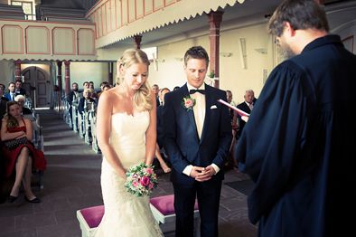 Pfarrer segnet das Brautpaar – authentische, emotionale Hochzeitsfotografie von Andrea Fotografie, Frankfurt | klickundgluecksfotos.de