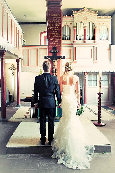Kirchliche Trauung emotionaler Moment zwischen Braut und Bräutigam, fotografiert von Andrea Fotografie, Frankfurt | klickundgluecksfotos.de