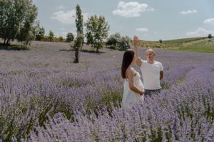 Kismama fotózás szabadtéren