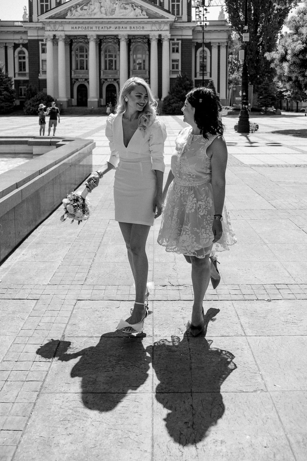 професионална сватбена фотосесия - булка и кума