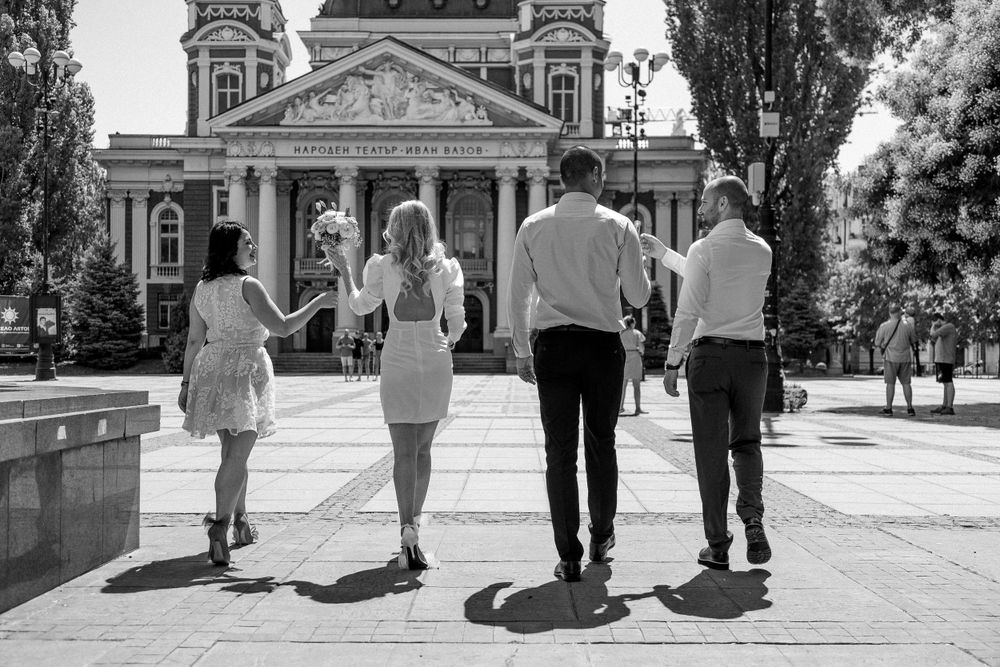 професионална сватбена фотосесия на младоженци с кумовете им