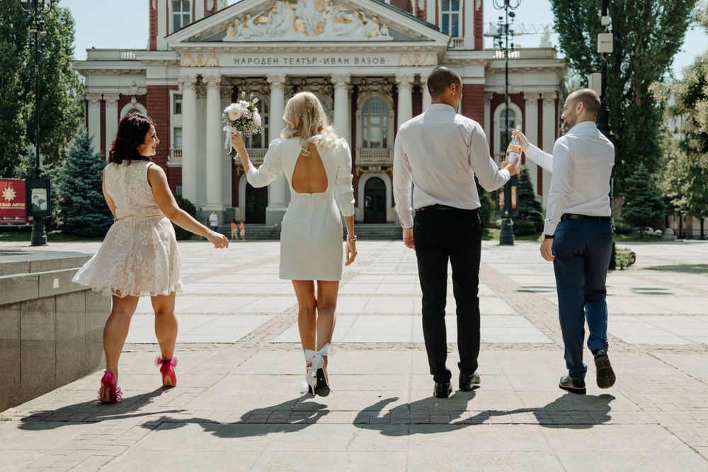 професионална сватбена фотосесия на младоженци с кумовете им