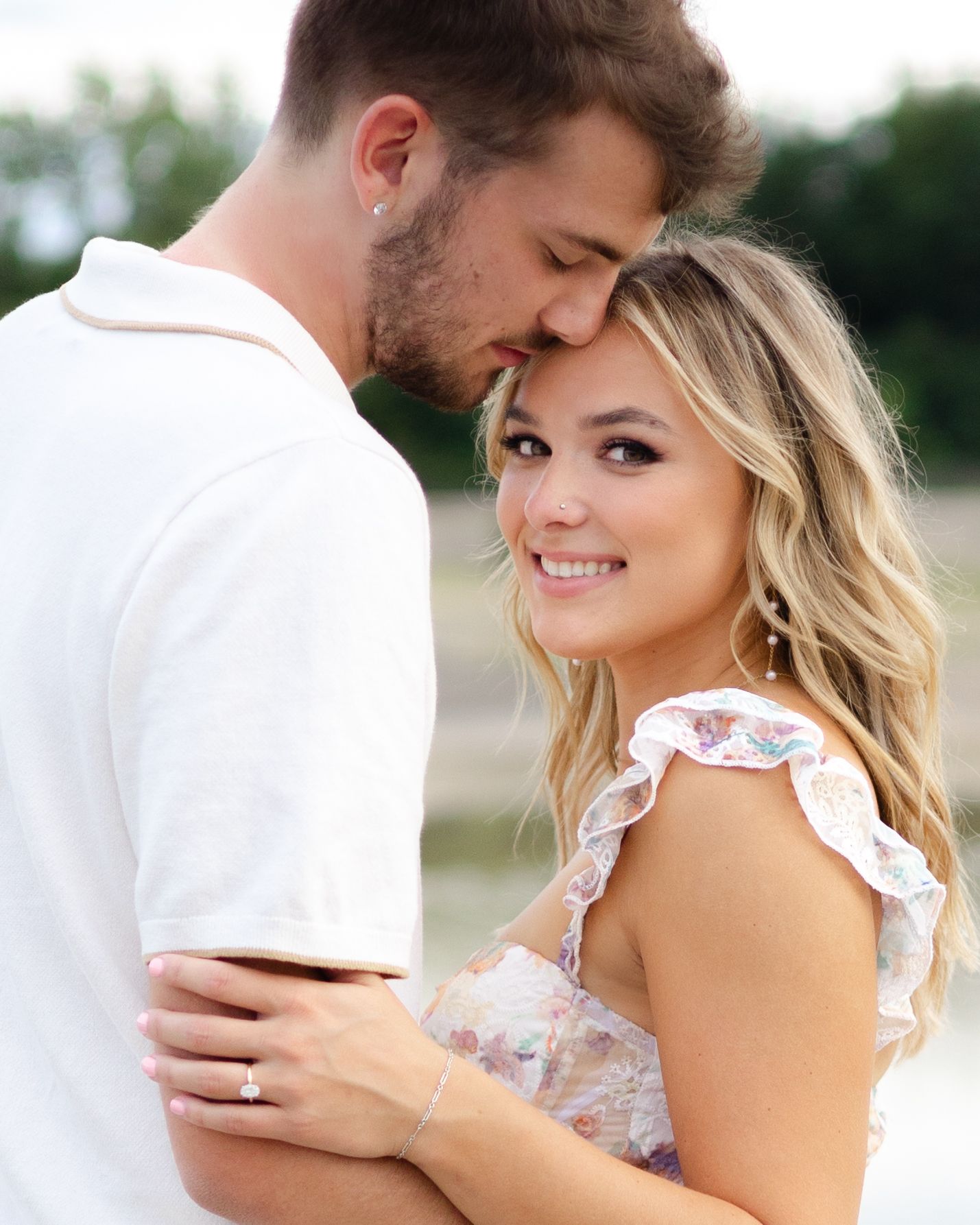 Wedding photographer located in Oxford, OH near Miami University.  Offering proposal pictures, engagement pictures and wedding pictures