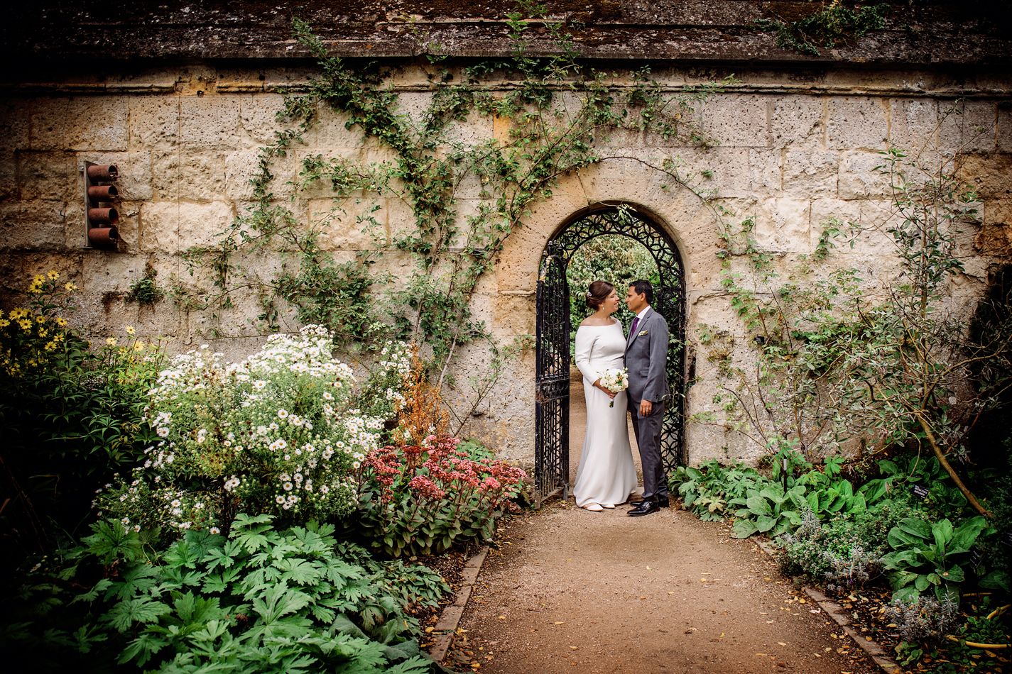 beautiful Oxford Botanic Gardens Oxford registry office Wedding photography www.vickyphotography.co.uk