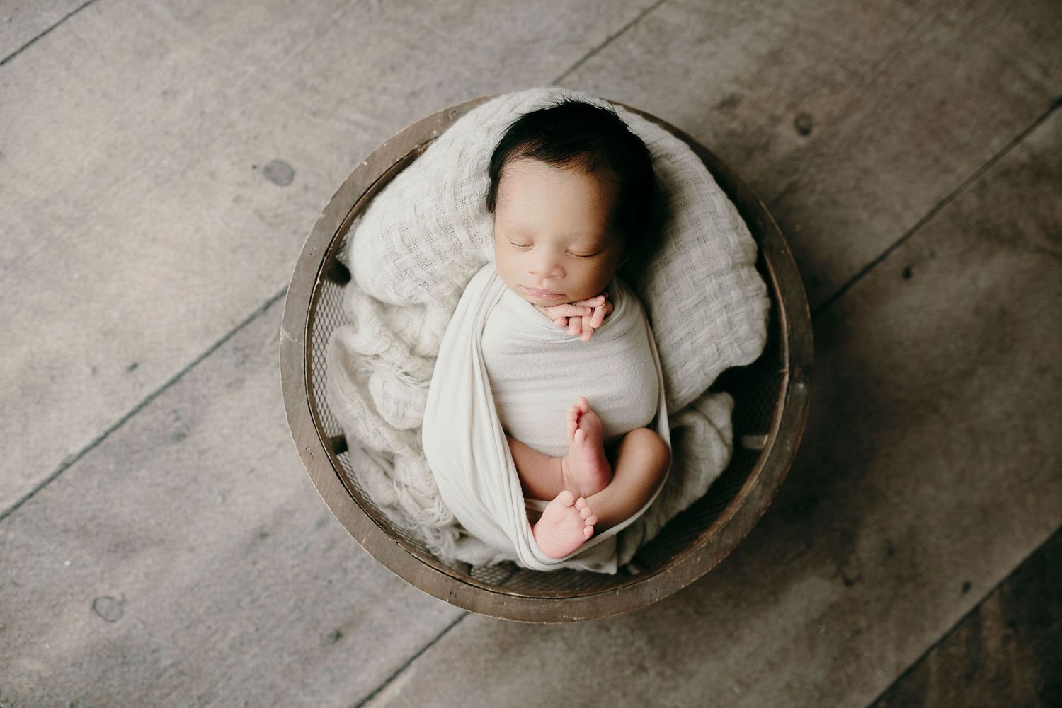 beige basket newborn photoshoot