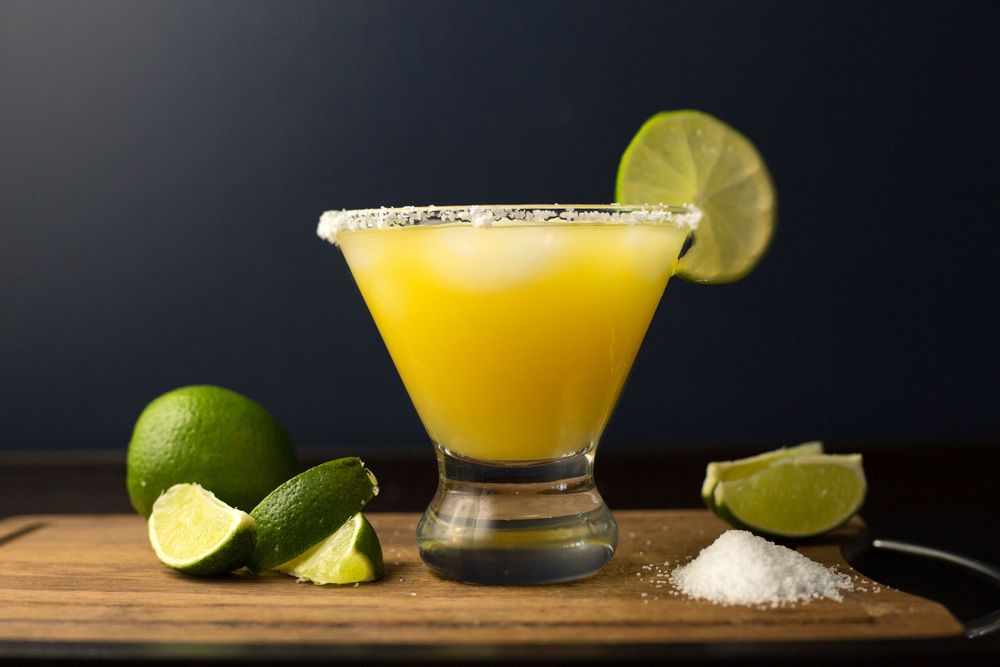 margarita with limes and ice alcoholic drink