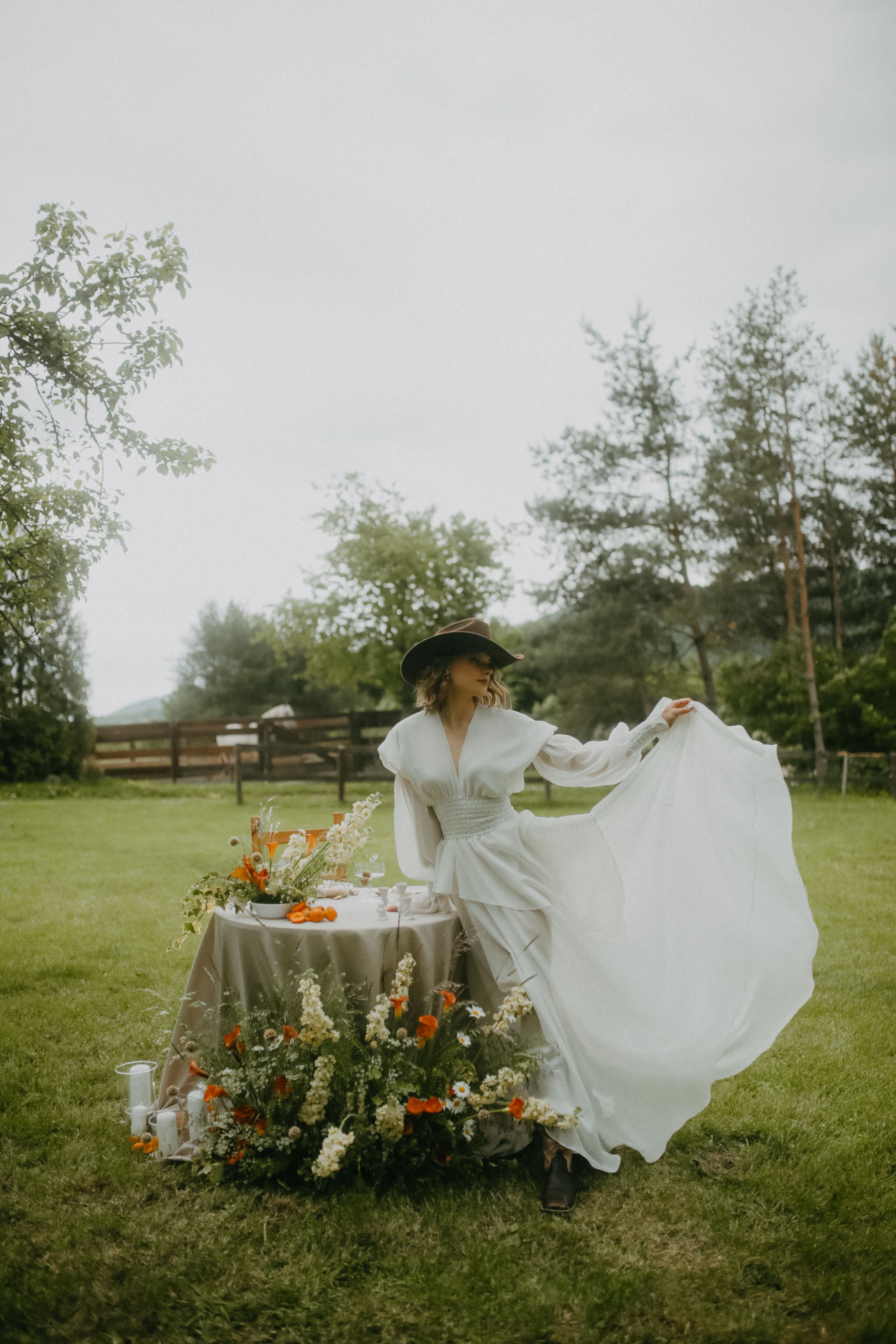 svadobná fotografia v Žarnovici – nevesta pri zdobenom stole