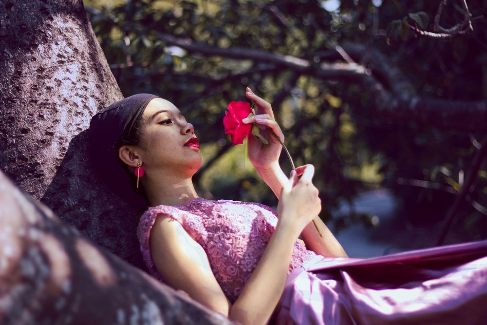 Portrait photography of a female model in a casual, lifestyle, outdoor shoot in singapore