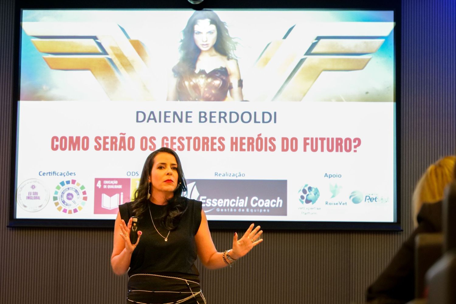Daiene Berdoldi presents Como Serao Os Gestores Herois Do Futuro at a business leadership conference.
