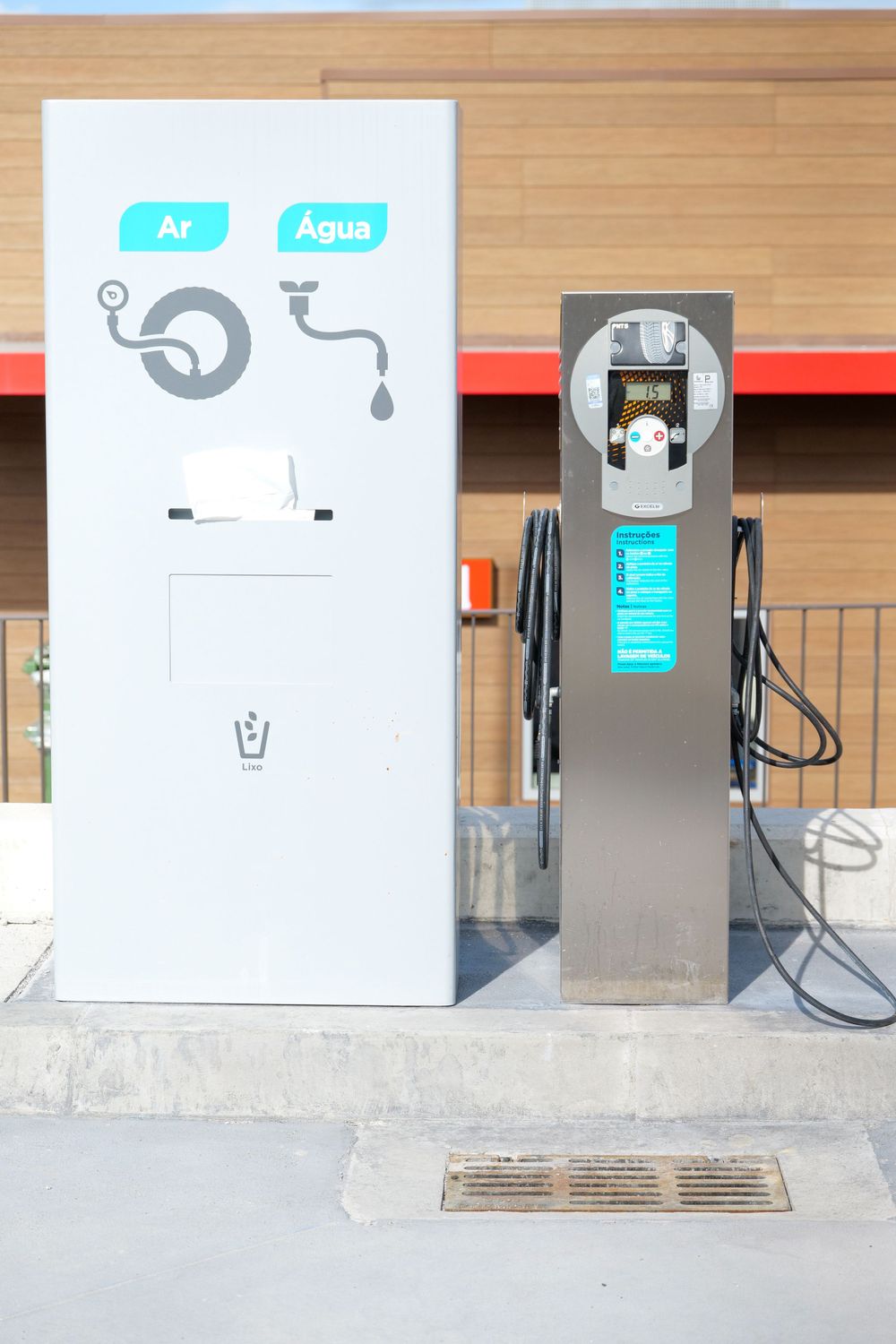 Air and water service station with Ar and Agua dispensers at a modern gas station forecourt.