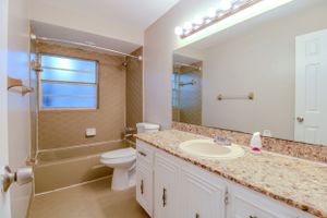 Example of real estate photography in Daytona Beach - elegant bathroom