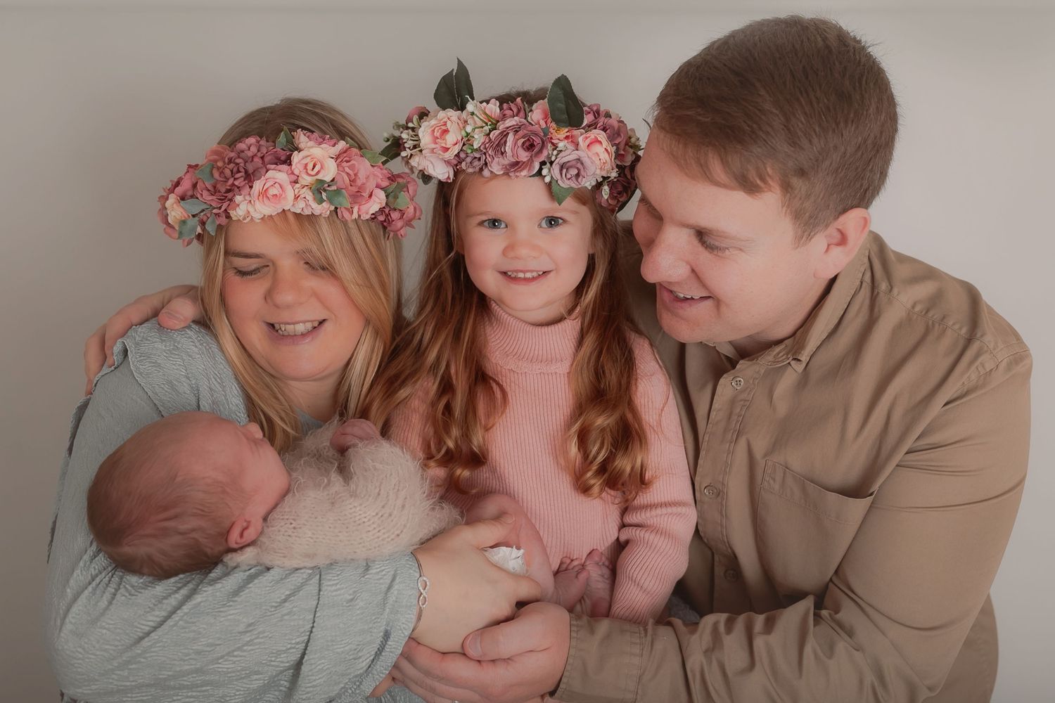 Family photo session showing tender moments between parents and children in coordinated outfits. Photographer. Hull. East Yorkshire. Photo