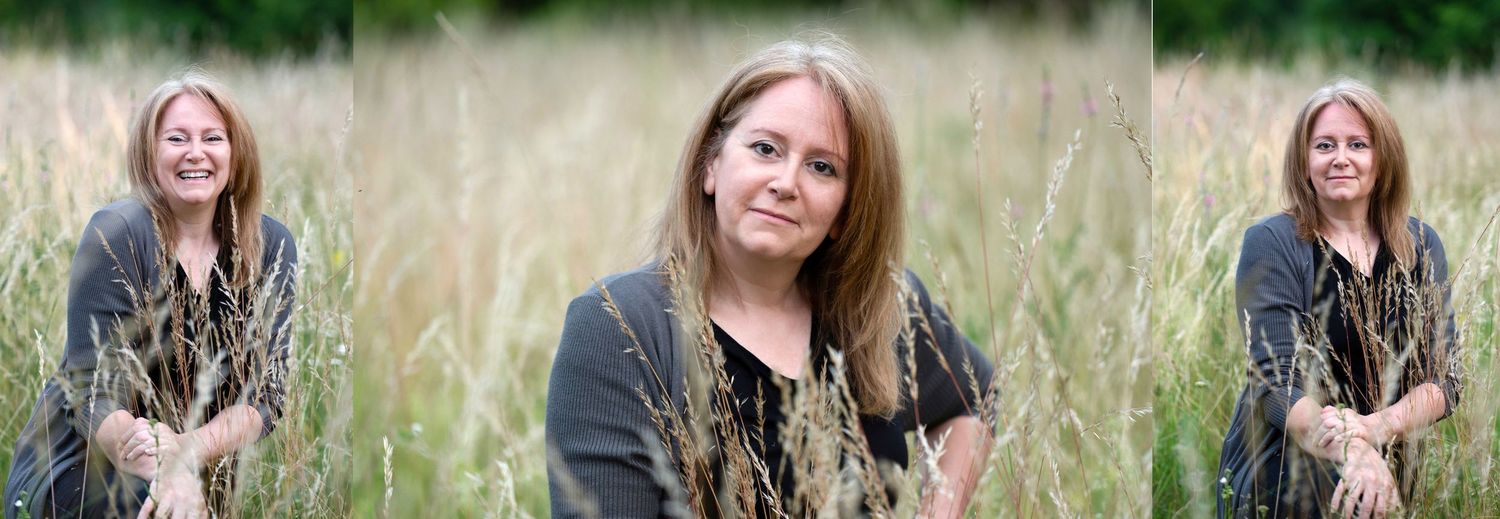 Portraitfotos einer Frau auf einer Wiese