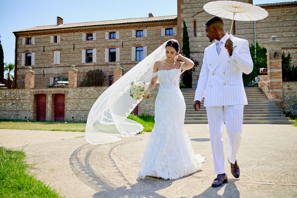 novios caminando hacia ceremonia de boda