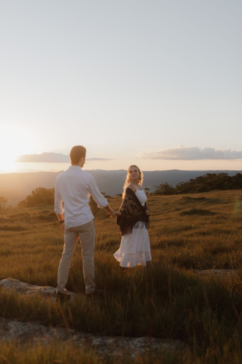 Pré-wedding no pôr do sol no campo na serra