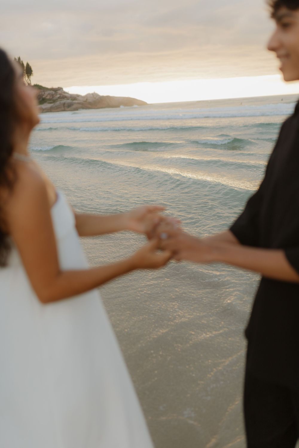 Pré-wedding de casal na praia no nascer do sol