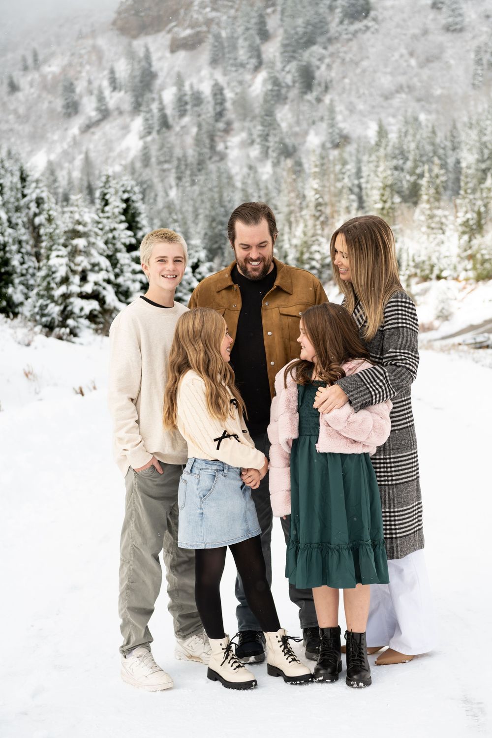 Christmas card photo for family in the Salt Lake City at Jordan Pines in the snow