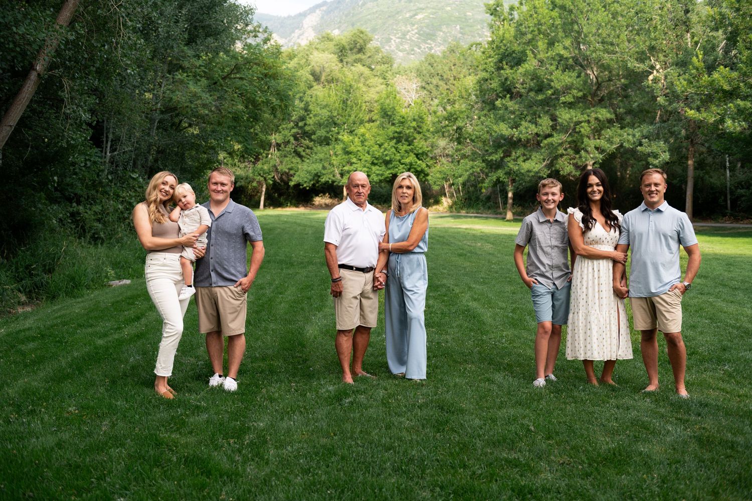 Extended family photo at Woodland Park in Farmington, Utah