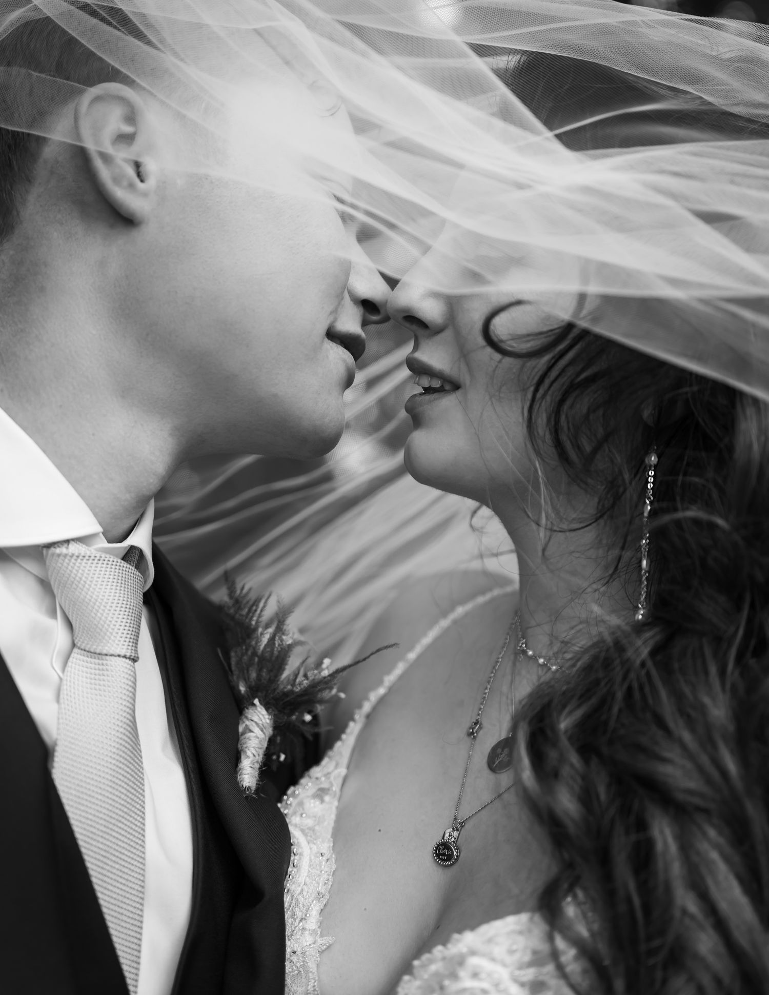 bruiloft fotografie van romantisch koppel in zwart wit