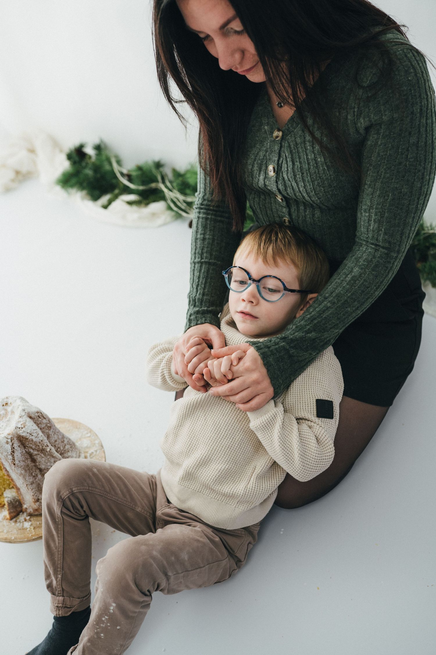Une maman enlace tendrement son enfant pendant une mini-séance photo de Noël en studio à Fameck, près de Thionville, Metz et Luxembourg