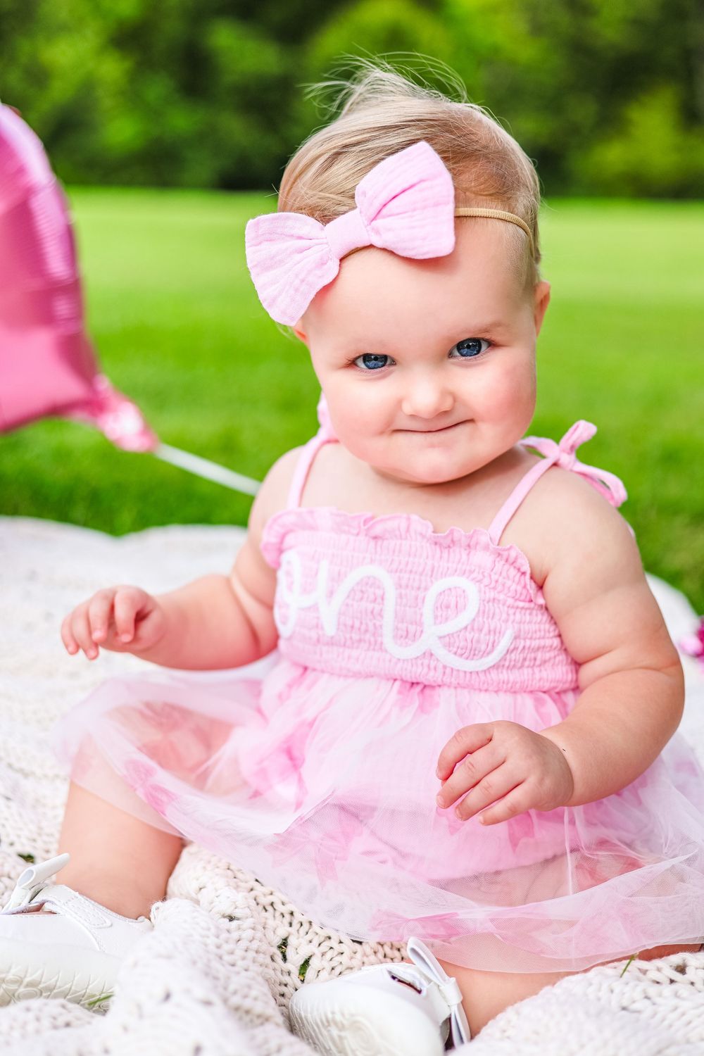 A cake smash birthday session of a baby girl/ lifestyle photos.