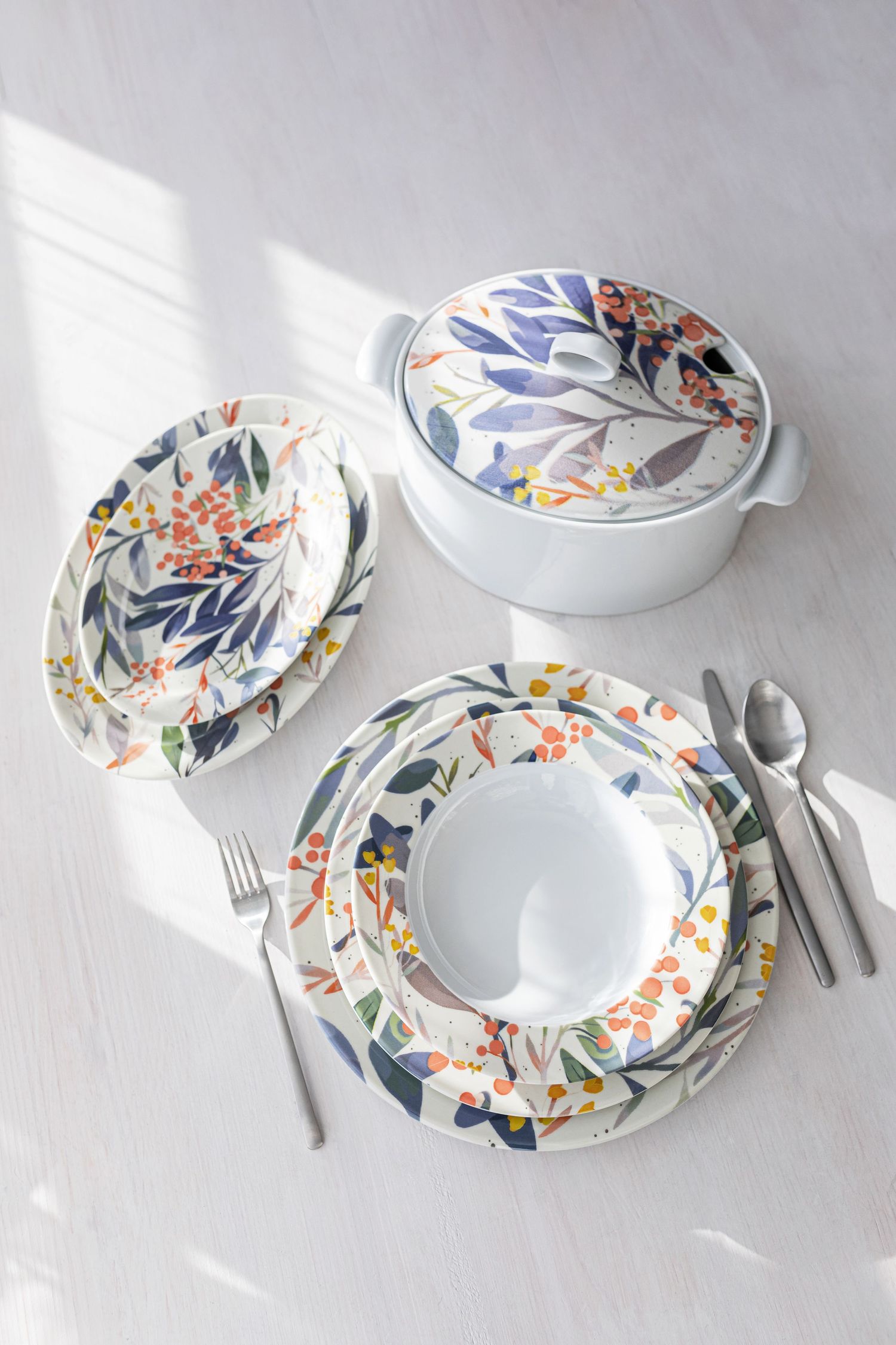 Digital printing with rownberries on hard porcelain by G. Benedikt.