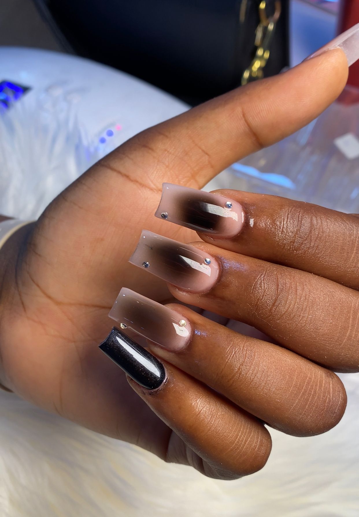 Sweet and beautiful nails made by the best and number one beauty studio in Warri.
Cozy atmosphere
EloAge