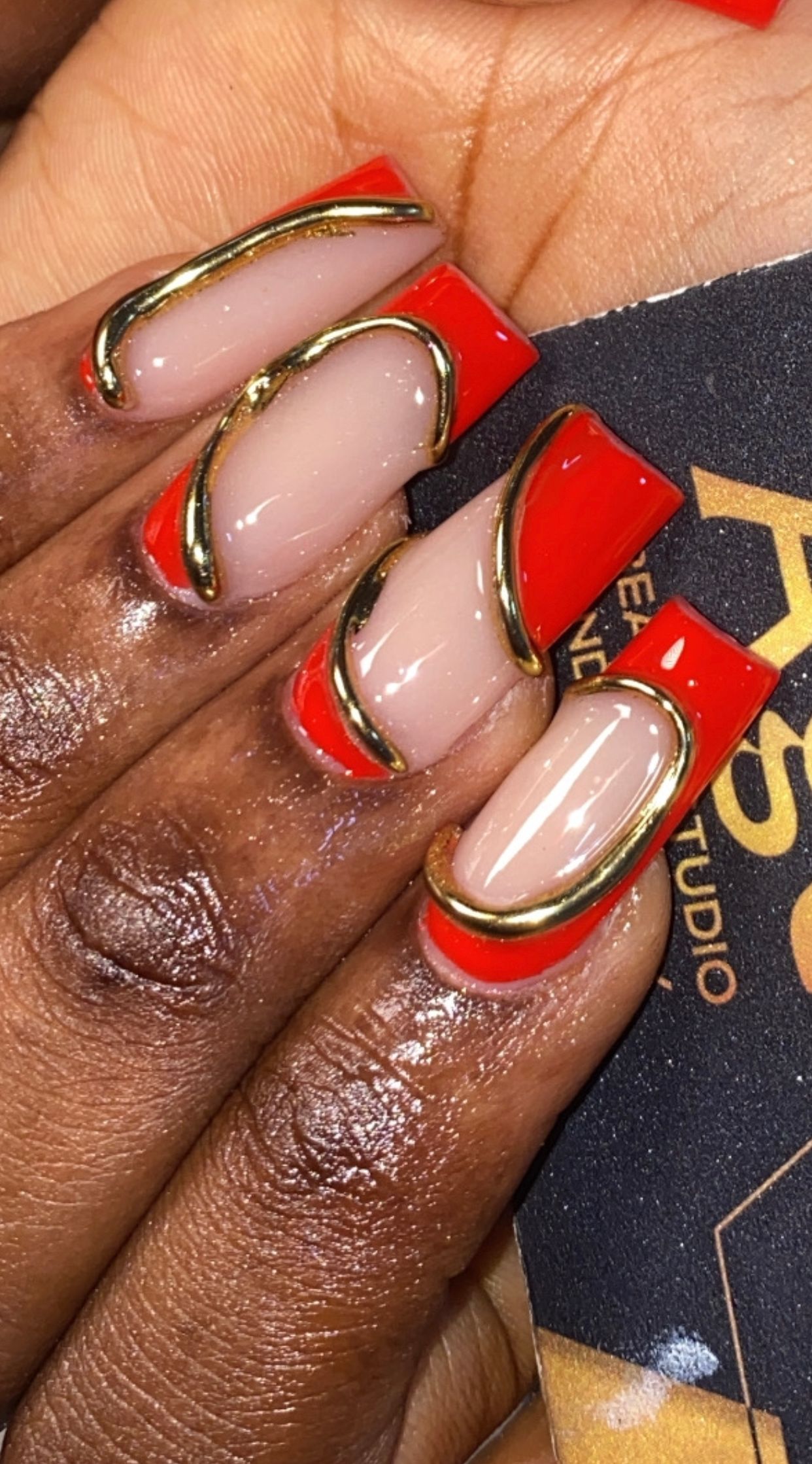 Beautiful nails made by the best and number one beauty studio in Warri.
Cozy atmosphere
EloAge