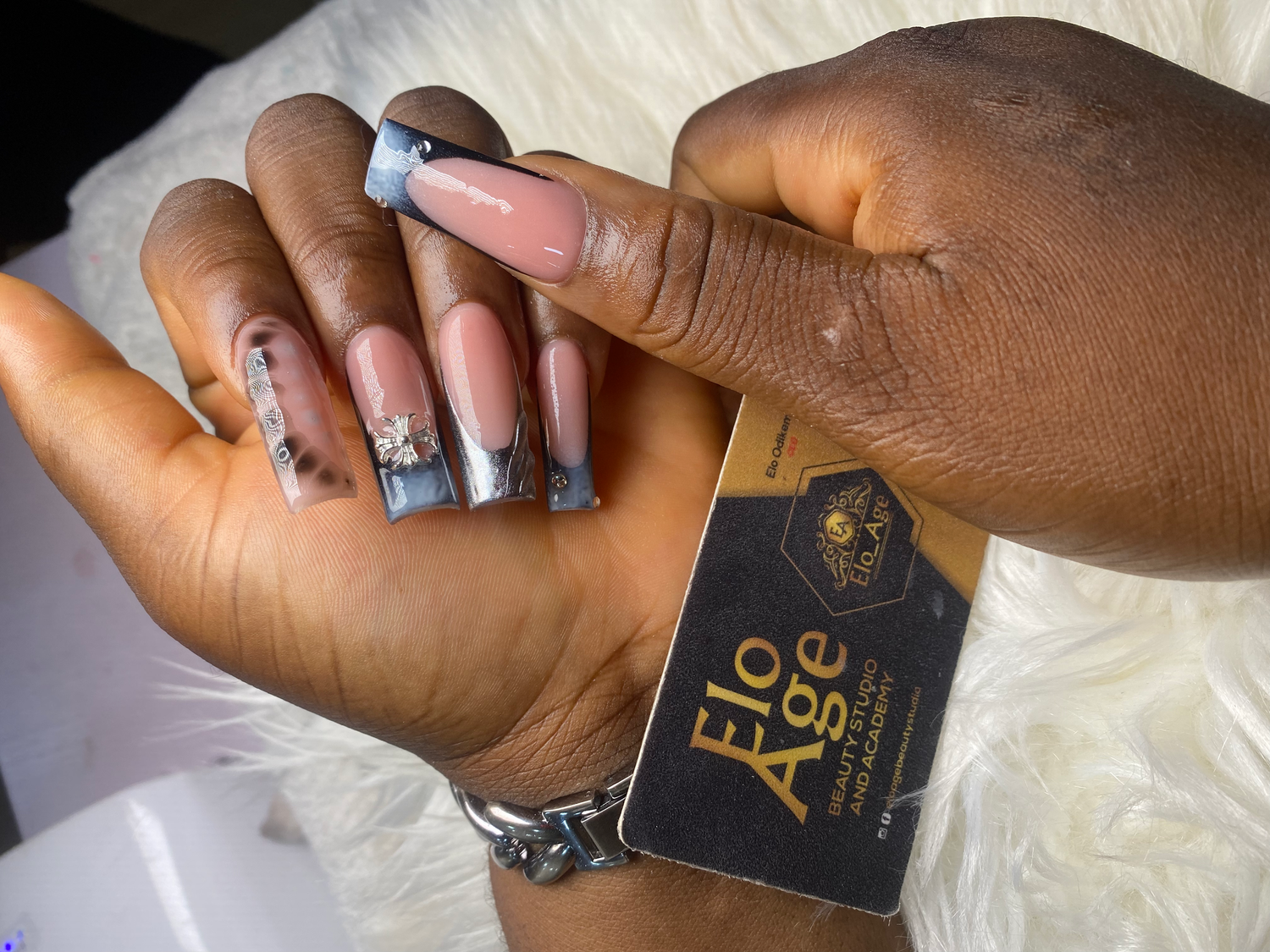 Sweet and beautiful nails made by the best and number one beauty studio in Warri.
Cozy atmosphere
EloAge