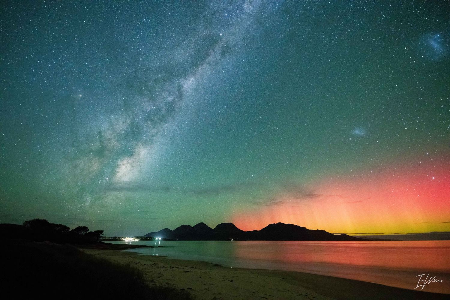 Aurora Australis and The Emu, Freycinet, Tasmania, 8 May 2024