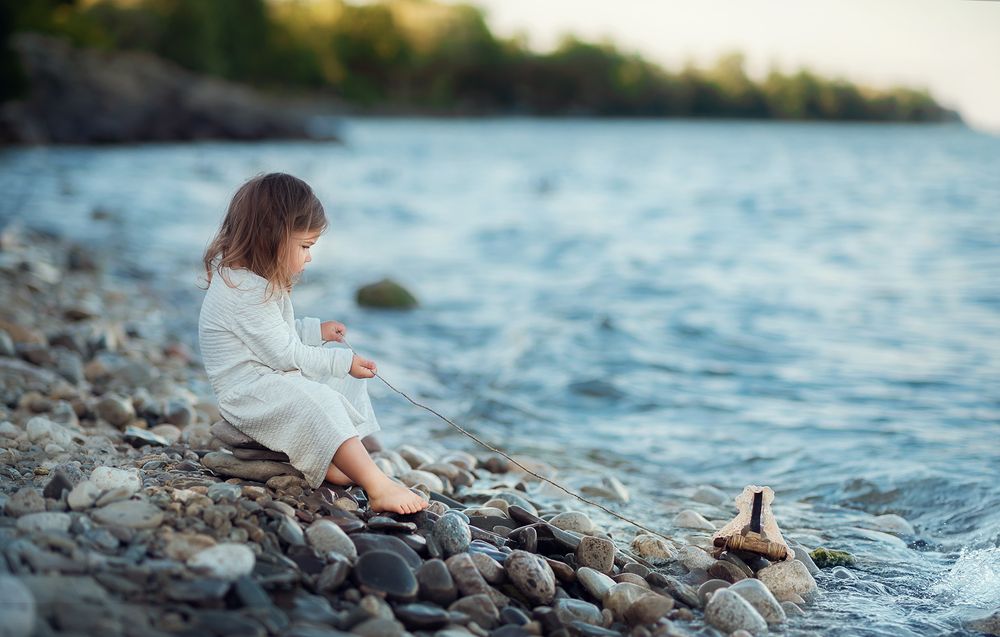 Child is playing near Lake Ontario during the family life style photoshoot in Oakville