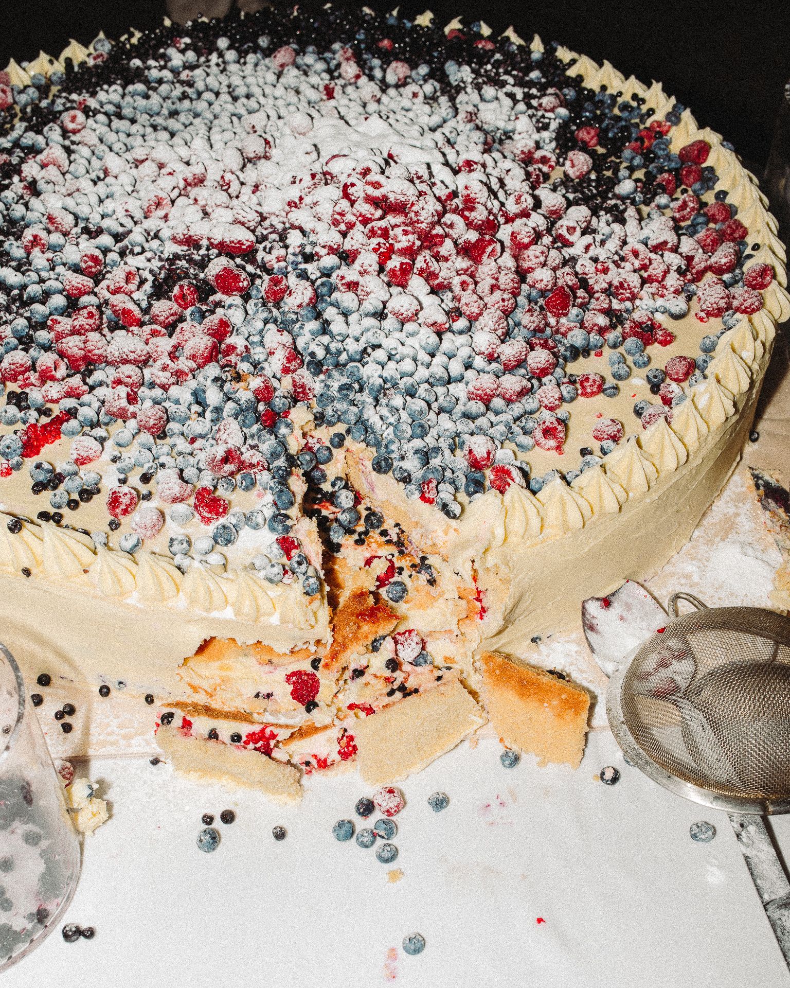 Wedding cake (big round) – A large, round wedding cake decorated for a reception.