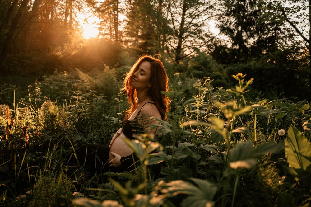 Golden Hour Lifestyle Outdoor Maternity Photoshoot in Vancouver by Marina Dams