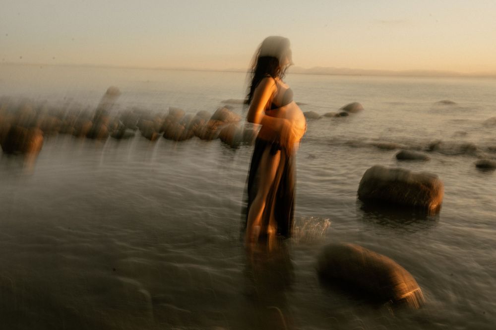 Blurry Lifestyle Outdoor Maternity Photoshoot in Vancouver by Marina Dams