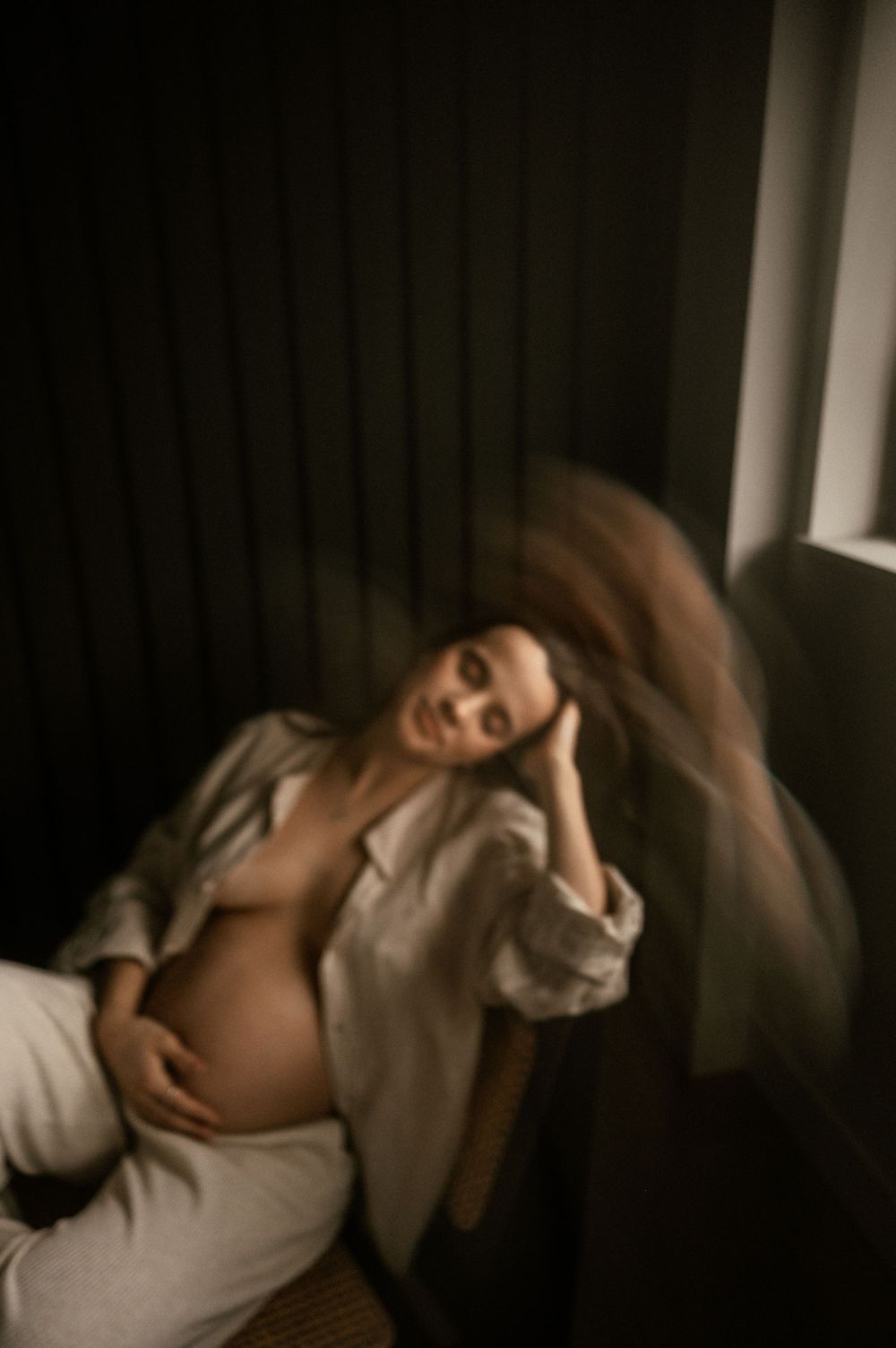 Creative Lifestyle Photography by Marina Dams At Home Maternity Photoshoot Vancouver