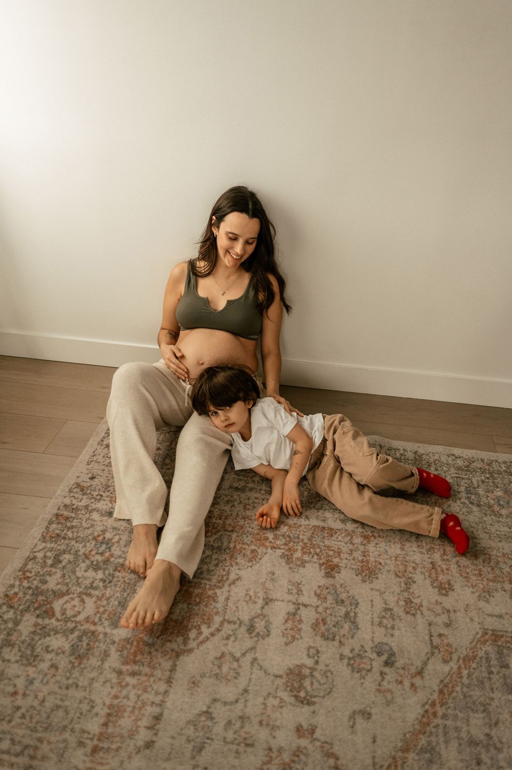 Creative Lifestyle Photography by Marina Dams At Home Maternity Family Photoshoot Vancouver