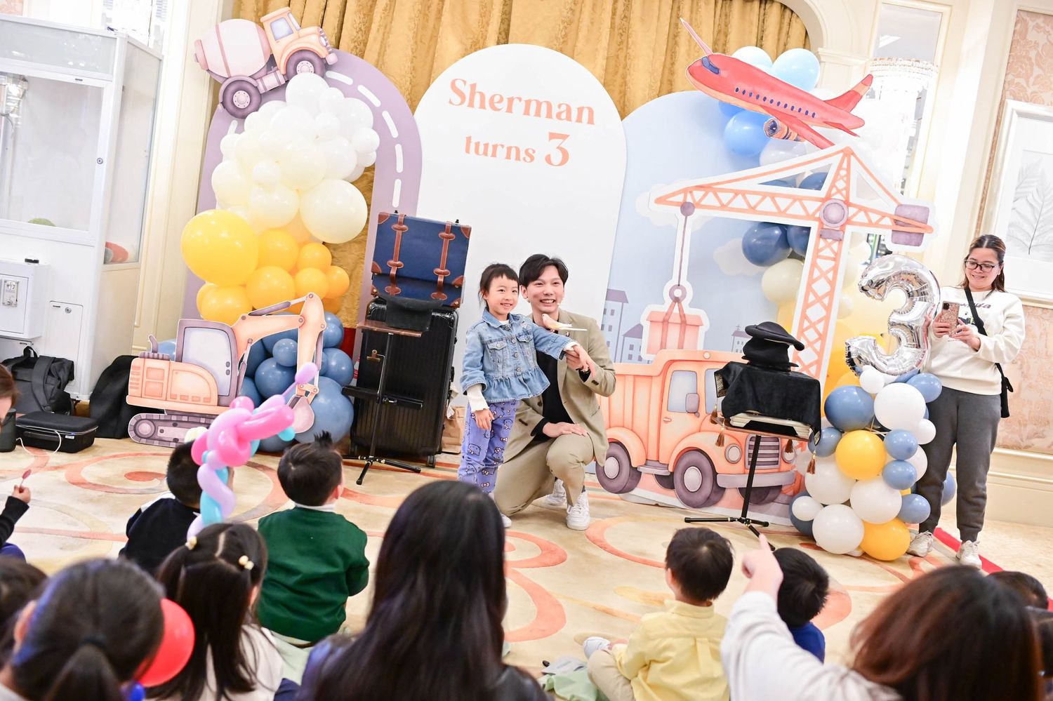 Family celebrates baby's first birthday with elegant balloon decor and dessert table一家人用優雅的氣球裝飾和甜點桌慶祝寶寶的第一個生日。