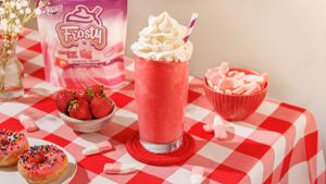 Food photography for Huer featuring a strawberry milkshake and their gummies to accompany them.