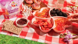 Food photography for Huer featuring a picnic scene with their gummy candies.